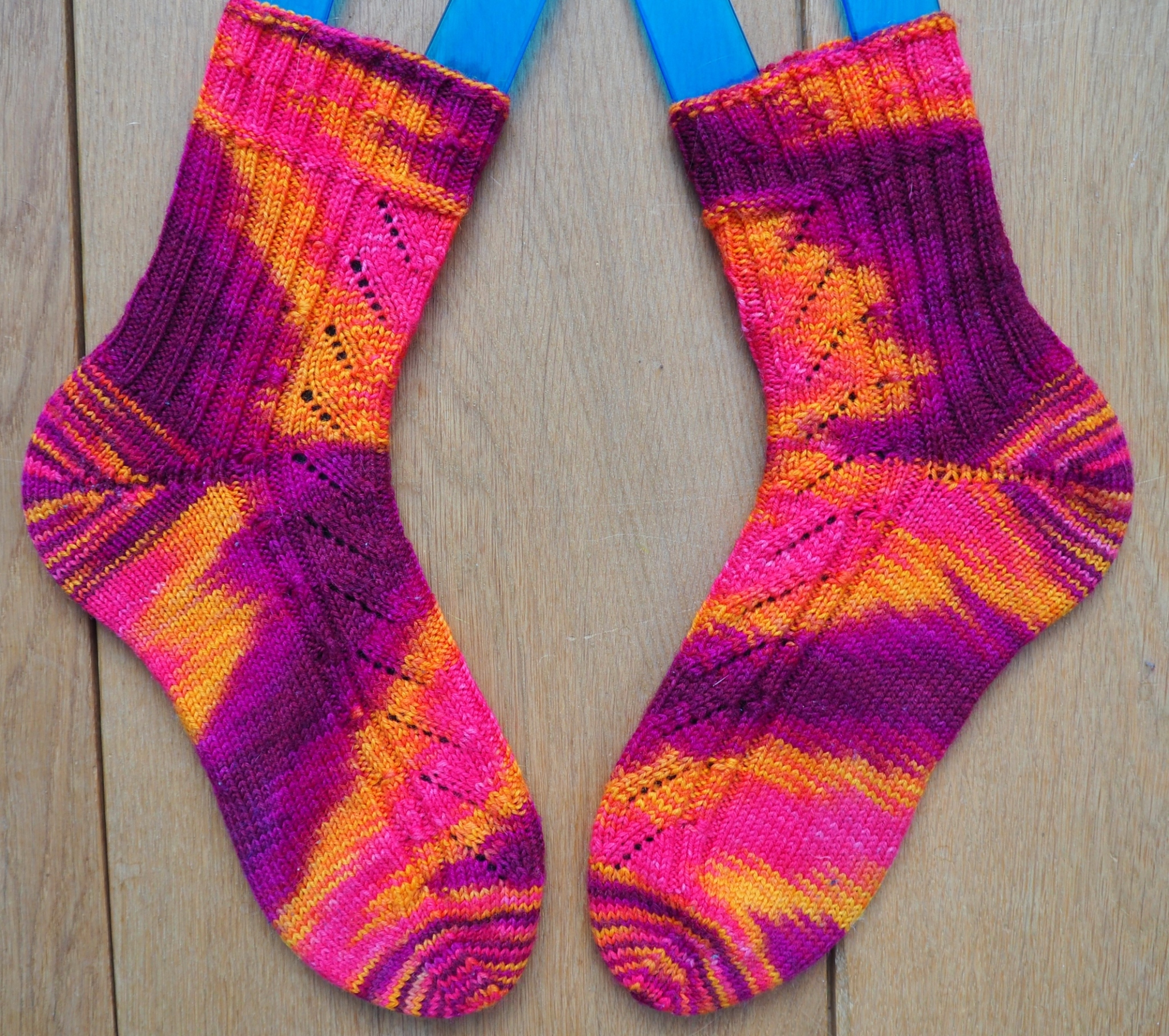 Handgestrickte Socken im Muster La Reina