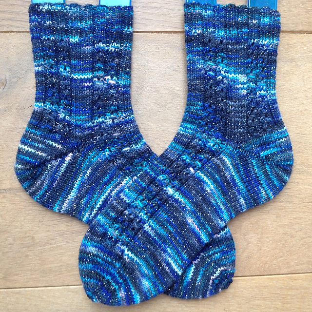 Handgestrickte Socken im Muster Feuerland