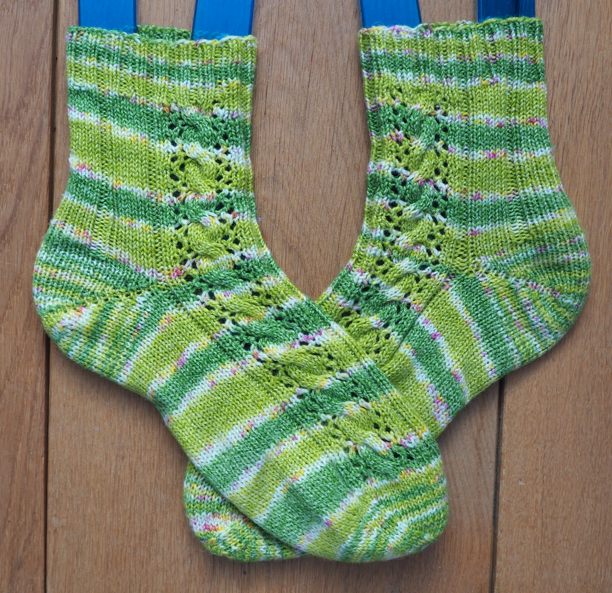 Handgestrickte Socken im Muster Froschkönig