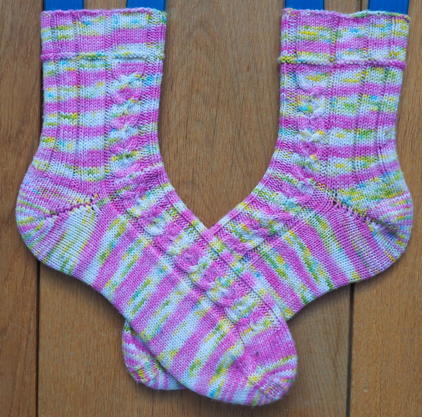 Handgestrickte Socken im Zopfmuster